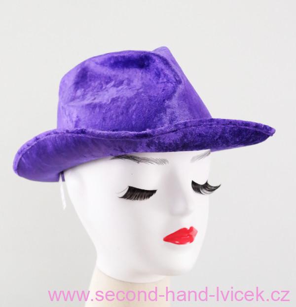 Sametový fialový klobouk