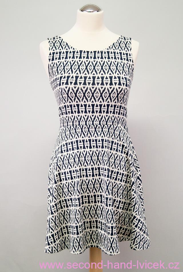 Vzorované skater šaty H&M vel. 36