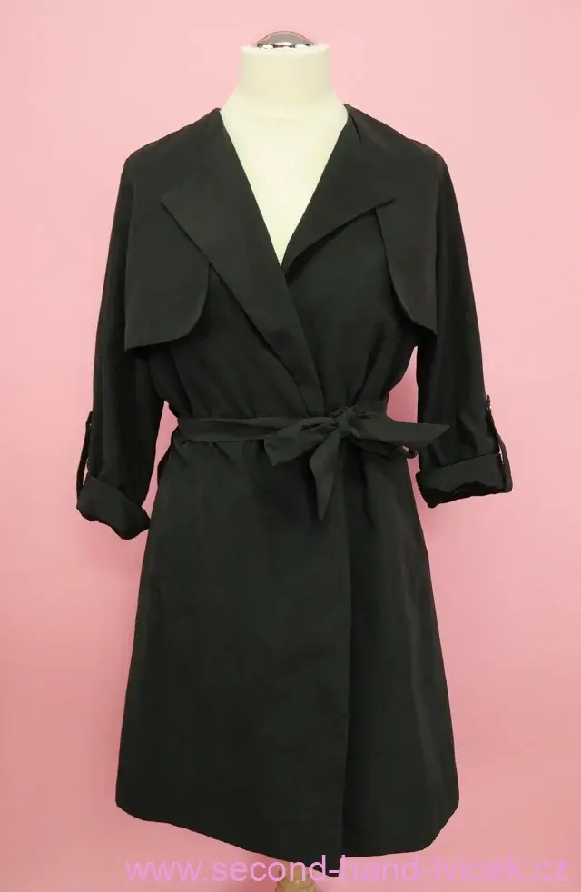 Černý přechodový kabátek s páskem vel. 38