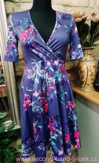 Úpletové fialové šaty s barevnými květy vel.36