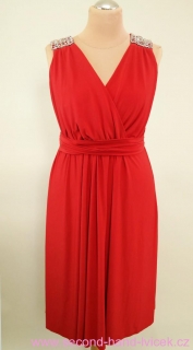 Červené šaty se stříbrno-červenou korálkovou aplikací na ramenou vel. 52