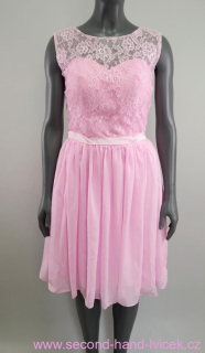 Růžové krajkové společenské šaty