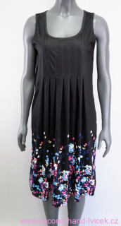 Černé žerzejové šaty s květovaným lemem vel. M