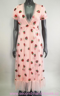Růžové tylové šaty s flitrovými jahůdkami - prsa obvod 78-86 cm
