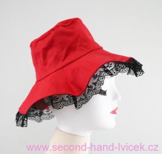 Dívčí červený klobouk s černou krajkou